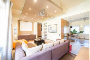 Quiet & Spacious Penthouse City Centre w/ A/C (AK07)